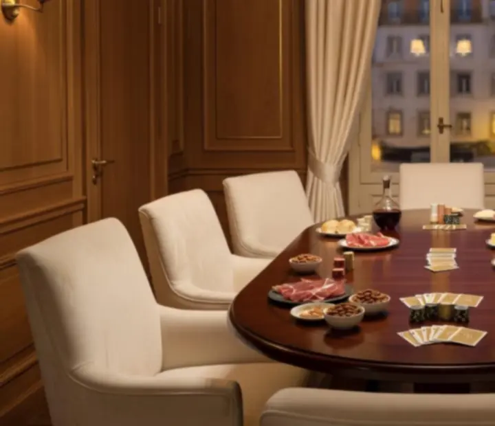 Mesa de póquer privada preparada para grupo em ambiente elegante